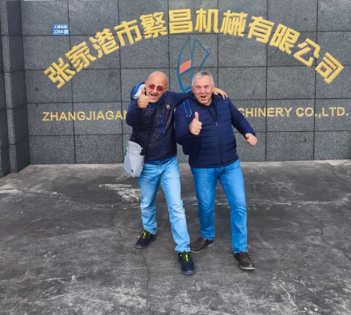 In 2025, the Italian company LAMPLAST SRL purchased two SRLW-1300/5000 fully automatic cold and hot mixed units from our company.